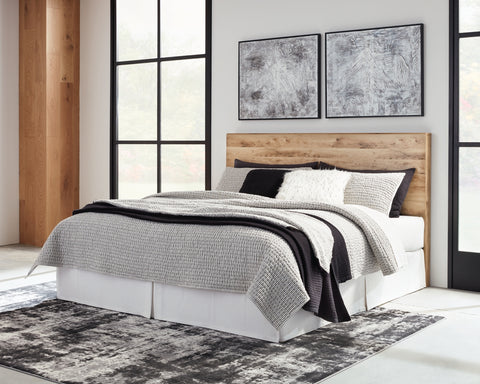 Hyanna King Panel Headboard with Mirrored Dresser and 2 Nightstands