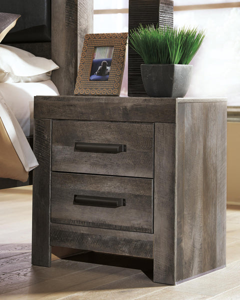 Wynnlow King Panel Bed with Mirrored Dresser, Chest and 2 Nightstands