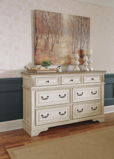 Realyn Queen Sleigh Bed with Dresser