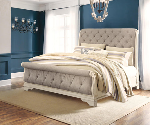 Realyn Queen Sleigh Bed with Dresser